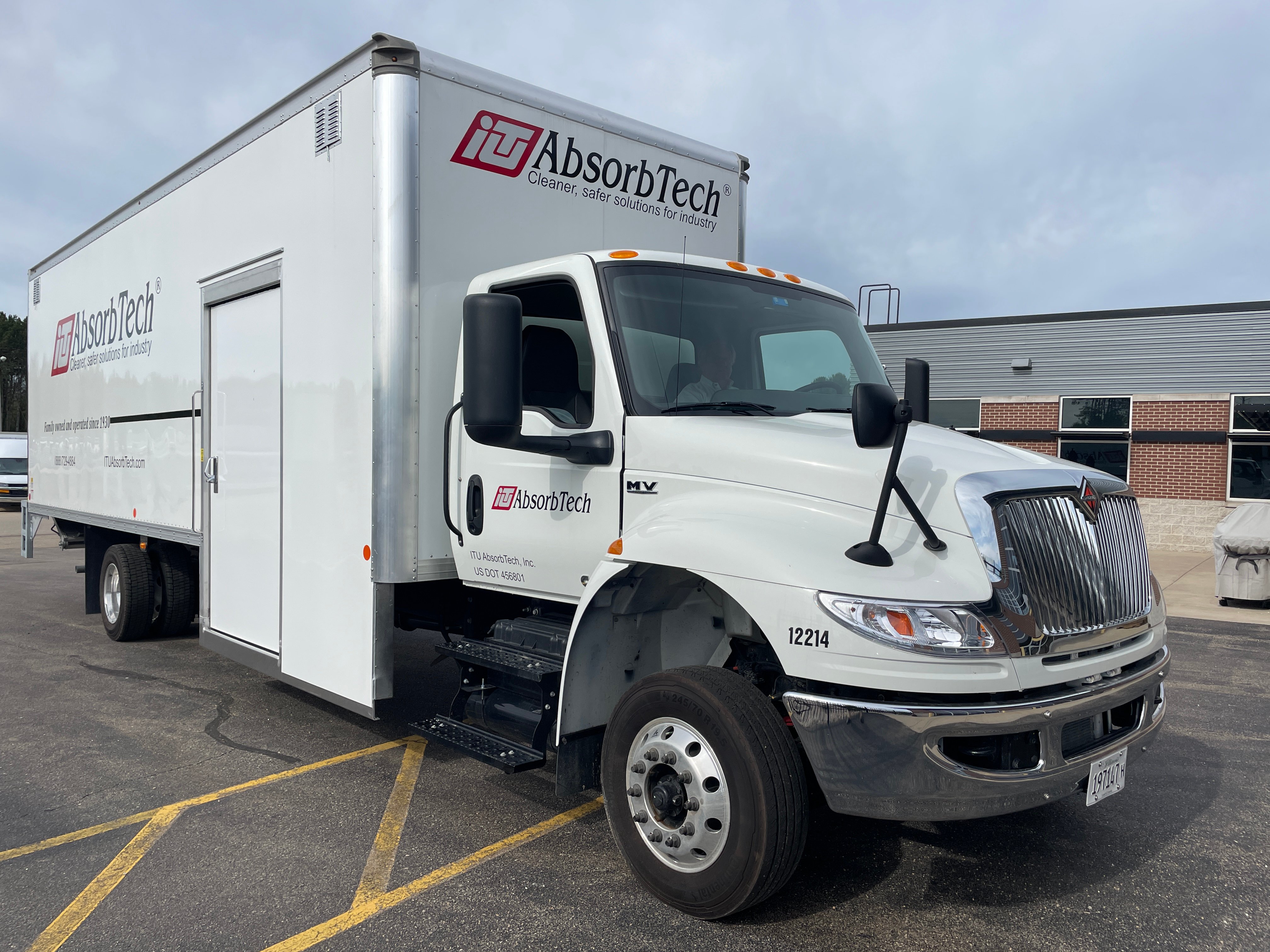 dry_freight_truck_body_curbside_door